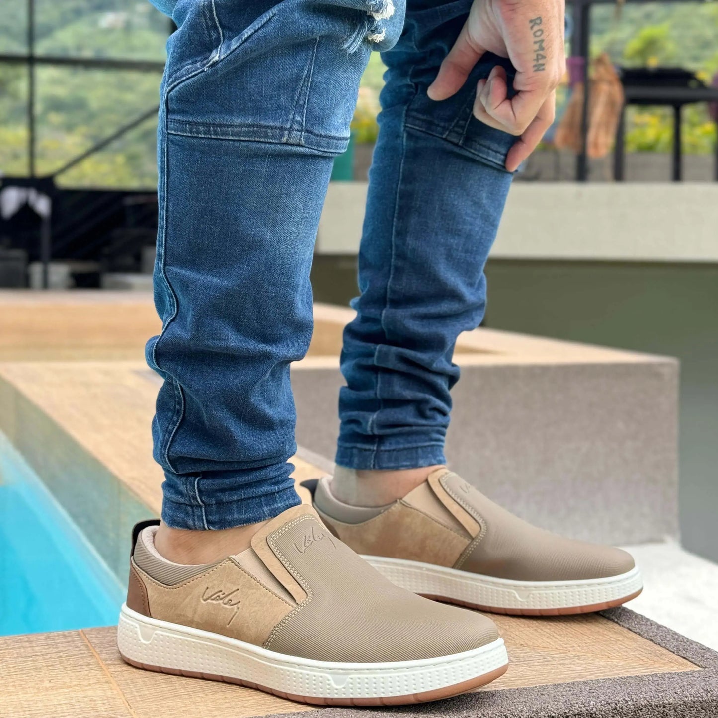 Mocasin Ebano color beige para hombre, diseño slip on cómodo y moderno, suela antideslizante y ligera que ofrece gran flexibilidad para uso urbano diario, perfectas para combinar con jeans ajustados y estilo casual, fabricadas con materiales transpirables que brindan confort durante todo el día.