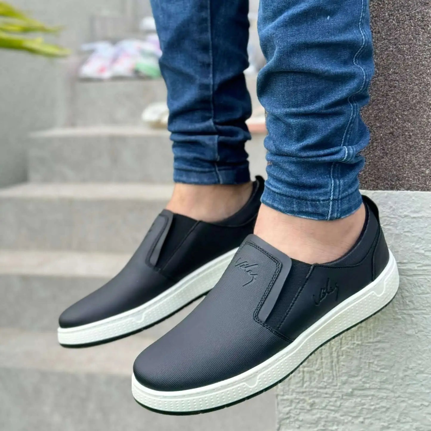 Zapatos casuales mocasin negros para hombre estilo slip-on con suela blanca antideslizante, diseño cómodo y flexible ideal para uso urbano diario, combinación perfecta con jeans, calzado ligero y resistente para caminatas urbanas y actividades cotidianas.