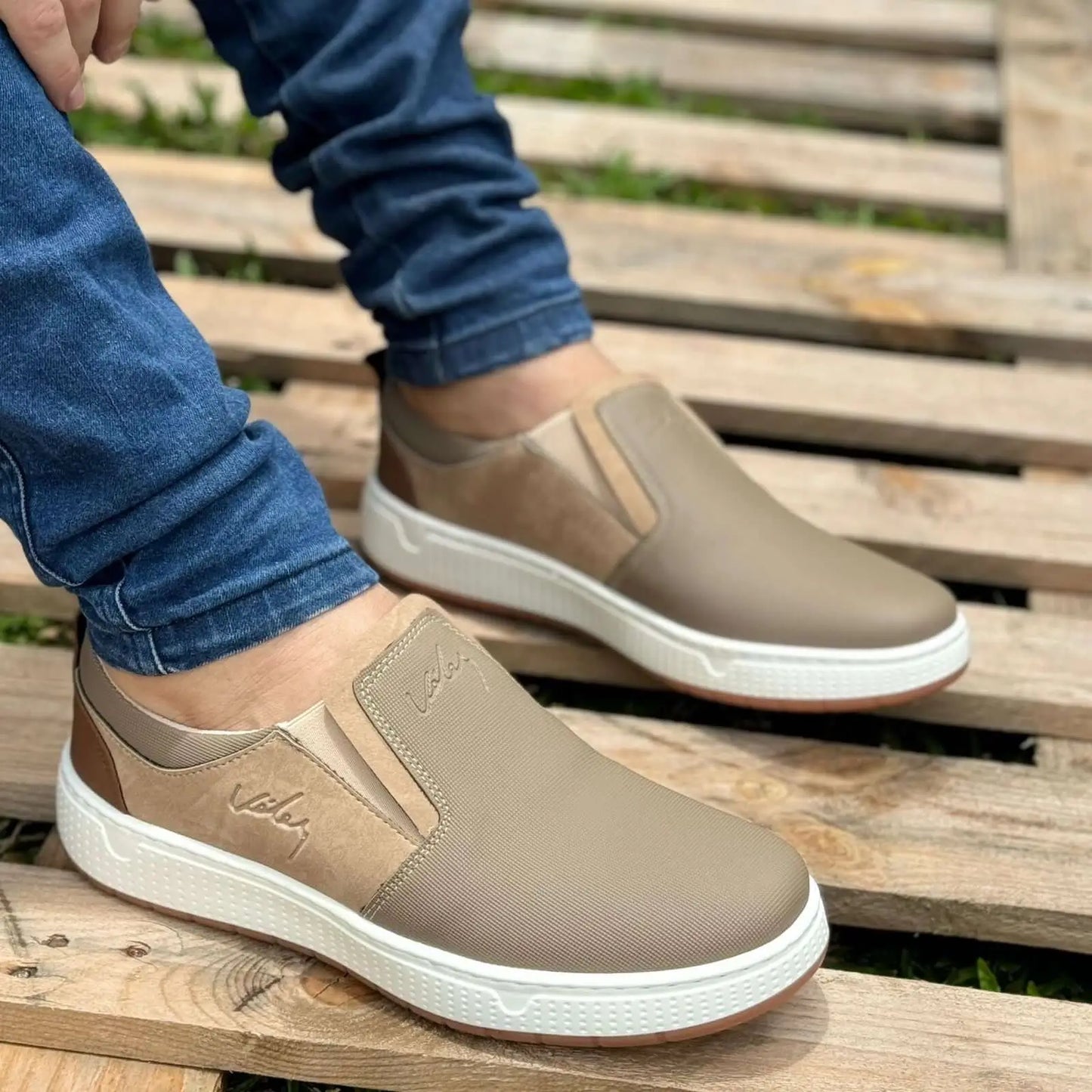 Mocasin Ebano color beige con suela blanca casual para hombre, diseño slip on sin cordones, cómodas y flexibles ideales para uso diario y estilo casual, calzado liviano y resistente perfecto para caminar en ciudad, combinación de materiales resistentes con acabado moderno.