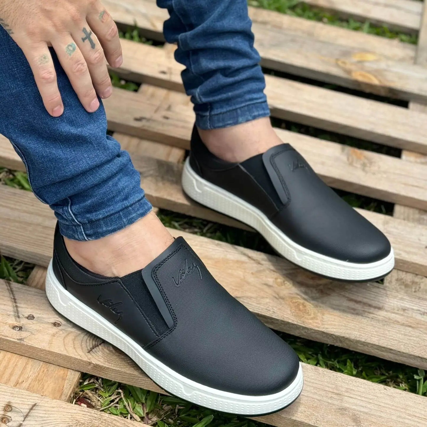 Zapatos casuales urbanos negros con suela blanca antideslizante, diseño cómodo y flexible ideal para uso diario, fácil de poner, estilo moderno para hombre, perfectos para caminar y actividades urbanas, calzado liviano y duradero.