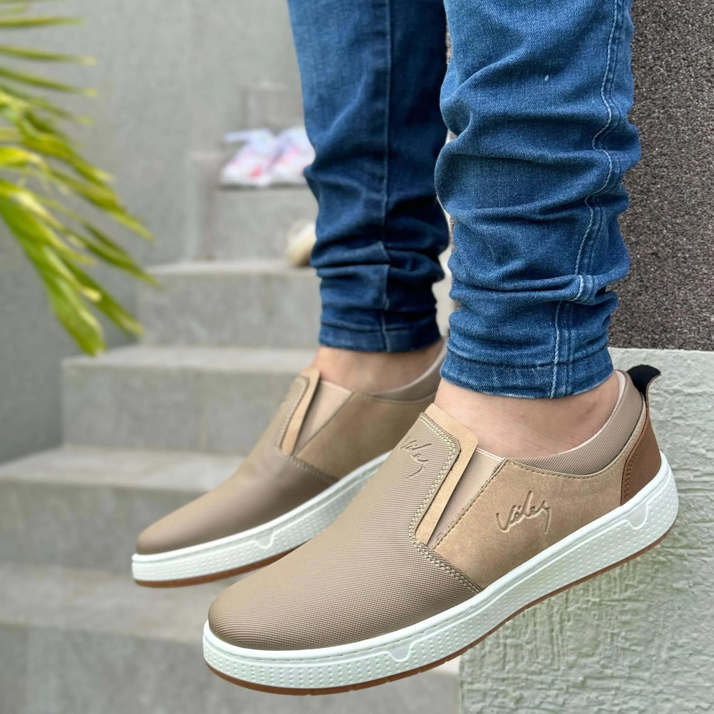 Mocasin Ebano color beige para hombre, diseño slip on cómodo y moderno con suela antideslizante, materiales duraderos y flexibles ideales para el uso diario en ciudad, perfecta combinación de estilo y confort para caminar largas horas sin fatiga.