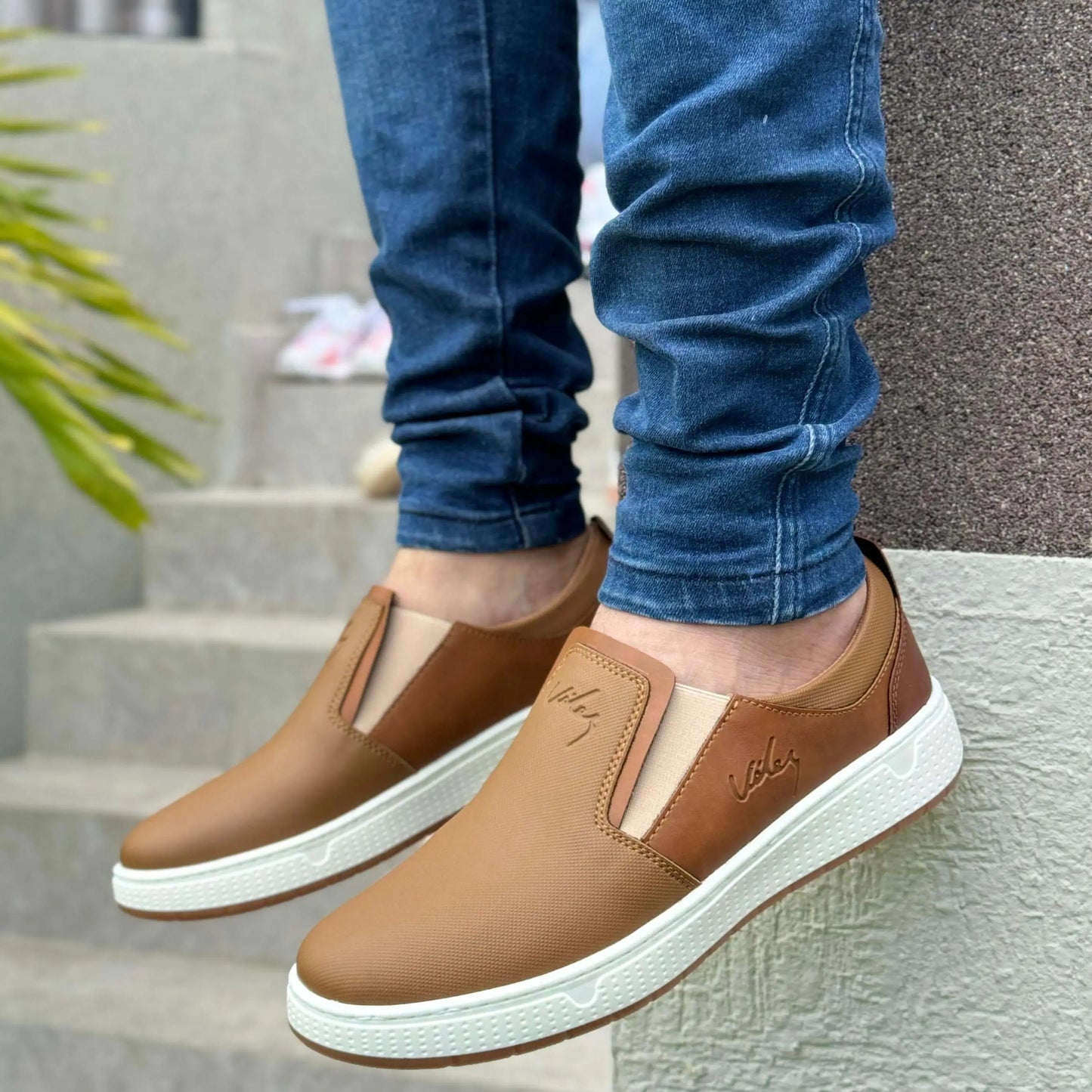 Mocasin Ebano color marrón claro para hombre con suela blanca antideslizante, diseño slip-on cómodo y flexible, ideales para uso urbano diario, combinación perfecta de estilo moderno y alta durabilidad, calzado transpirable y ligero que ofrece soporte y confort todo el día.