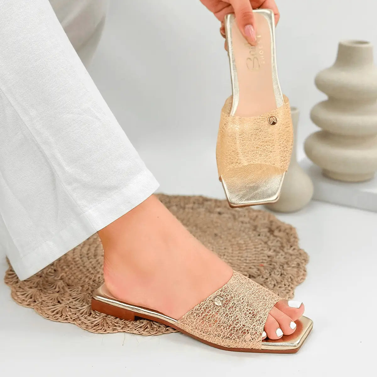 Sandalias femeninas planas color dorado con diseño moderno y elegante, suela antideslizante para mayor seguridad, material ligero y transpirable para confort todo el día, ideales para uso casual y eventos especiales, combinan con pantalones y vestidos, calzado cómodo y versátil para mujer.