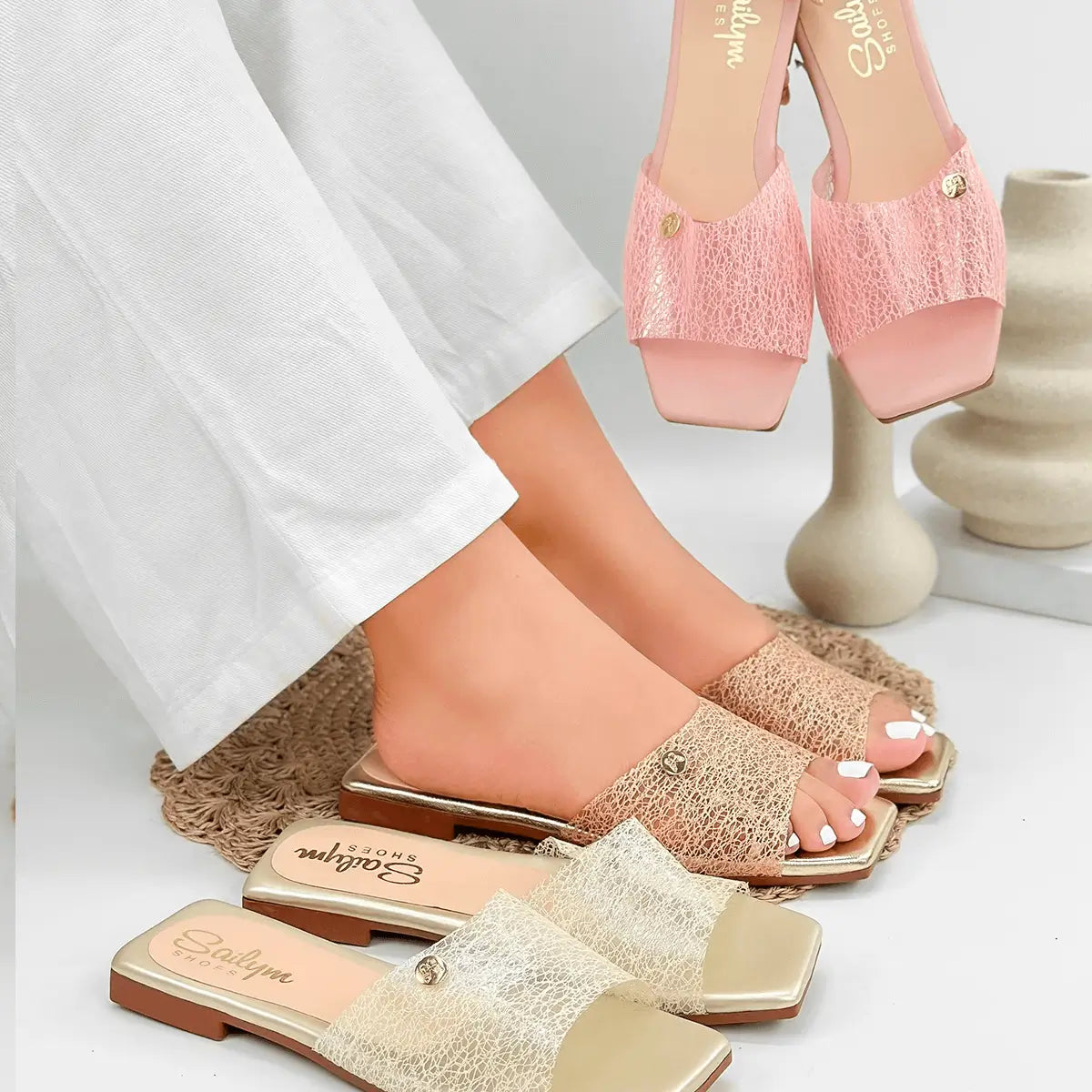 Sandalias Dulce Encanto para mujer, diseño moderno y elegante en colores beige, rosa y blanco, con suela plana cómoda y ligera, ideales para uso diario y ocasiones casuales, material transpirable que ofrece frescura y ajuste perfecto, calzado versátil y de alta calidad para combinar con pantalones y faldas, perfectas para el verano y climas cálidos.