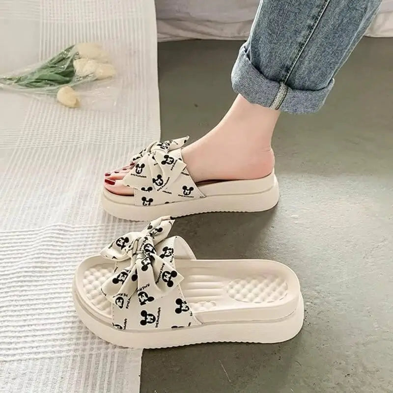 Sandalias femeninas estilo casual con plataforma cómoda, diseño coqueto con lazo y estampado divertido, ideales para uso diario, material ligero y suela antideslizante que brinda soporte y confort para caminar durante todo el día.