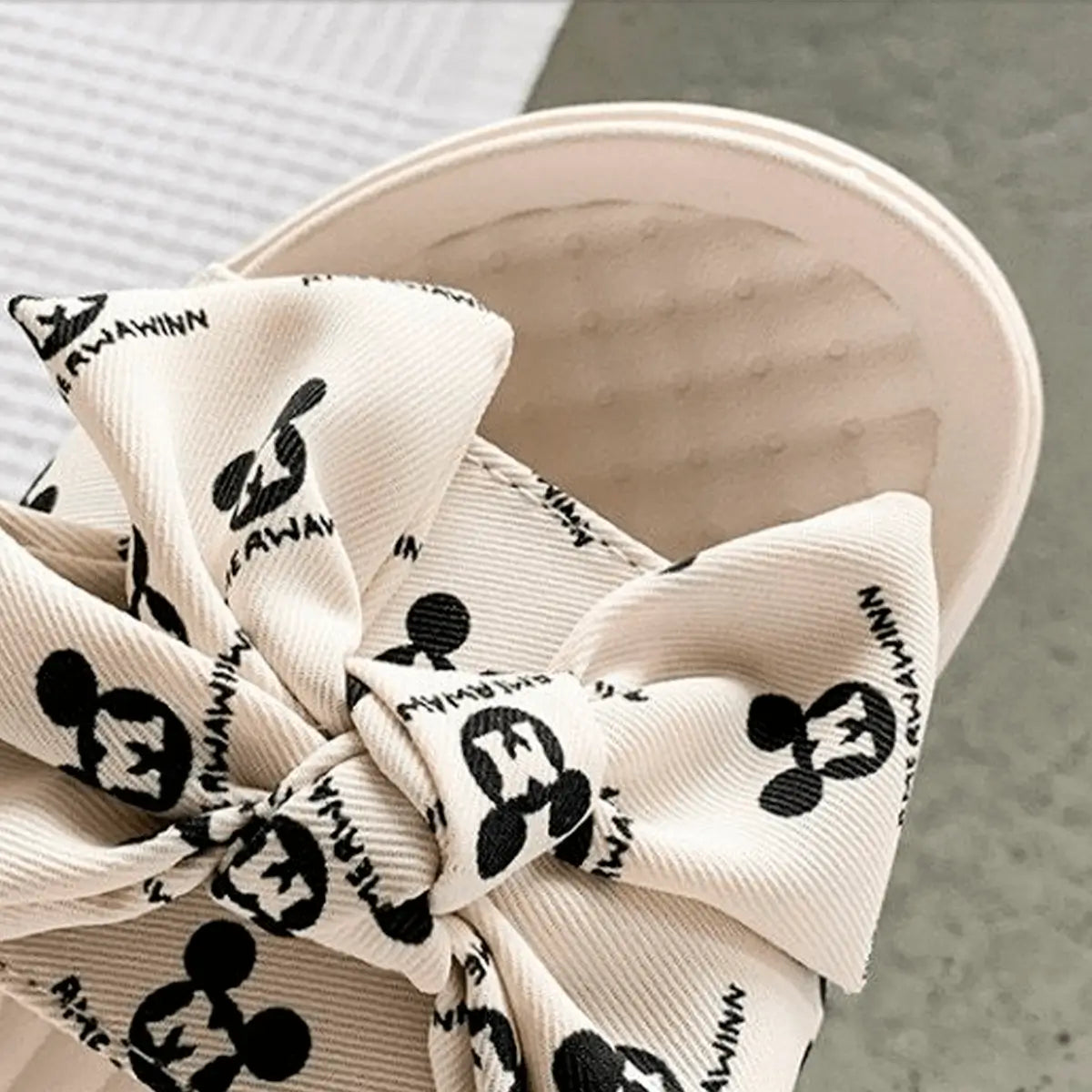 Sandalias cómodas para mujer con diseño de lazo en tela ligera, suela antideslizante y plantilla acolchonada que garantiza frescura y confort en cada paso, ideales para uso diario y climas cálidos.