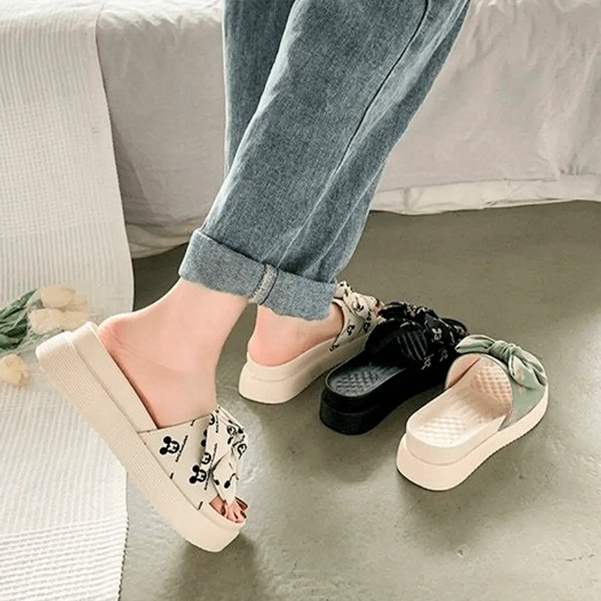 Sandalias femeninas de plataforma con diseño de lazo, suela antideslizante y plantilla acolchonada para mayor comodidad y soporte, ideales para uso diario en ambientes casuales y cálidos.