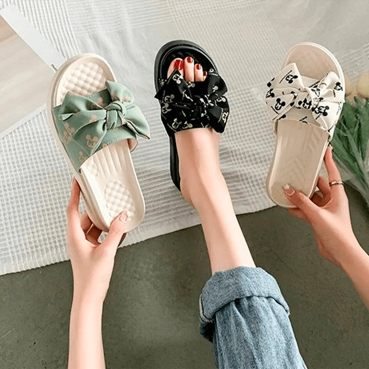 Sandalias cómodas para mujer con diseño de lazo en colores negro, blanco y verde, ideales para uso diario, suela antideslizante y plantilla acolchonada que brinda soporte y frescura para caminar largas horas con estilo y confort.