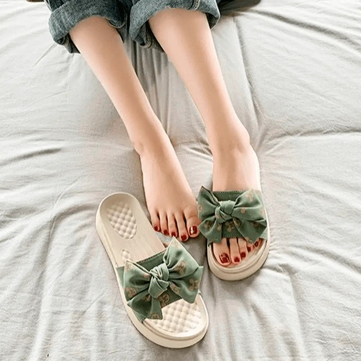 Sandalias cómodas color beige con moño verde suave, diseñadas para mujer, perfectas para uso casual y diario, suela antiderrapante y acolchada que brinda máximo confort y soporte al caminar.