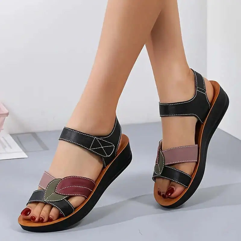 Sandalias cómodas y modernas para mujer con diseño de hojas en tonos negro, vino y verde, suela anatómica para soporte y confort al caminar, ideales para uso diario y estilo casual.