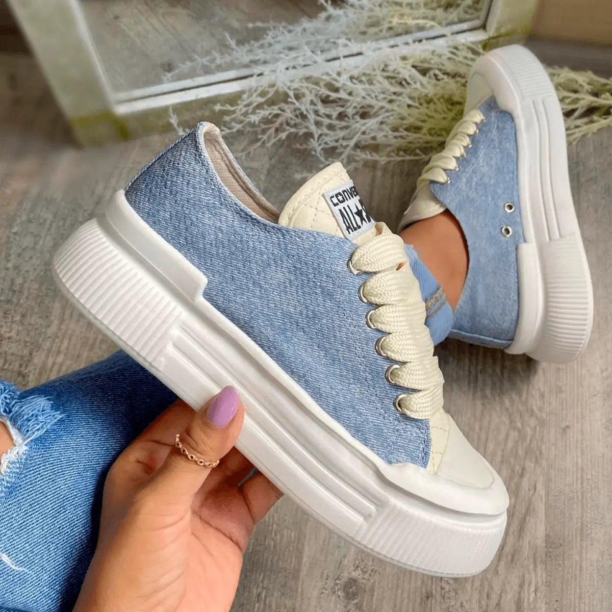 Zapatillas casuales tipo plataforma con diseño en tela denim azul, suela blanca gruesa antideslizante, cordones anchos beige, cómodas y resistentes, ideales para uso diario y estilo urbano moderno.