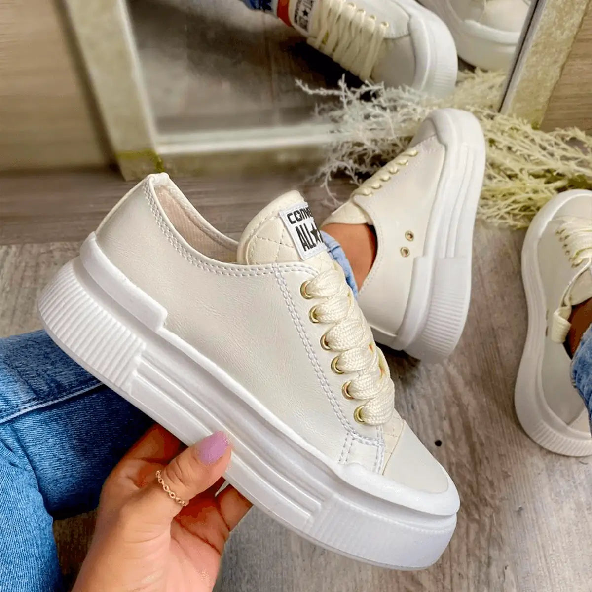 Zapatillas blancas Cozy para mujer, diseño moderno y minimalista, suela gruesa antideslizante que aporta comodidad y soporte, ideales para uso diario y estilo casual, material resistente y fácil de limpiar, perfectas para combinar con jeans o ropa urbana.