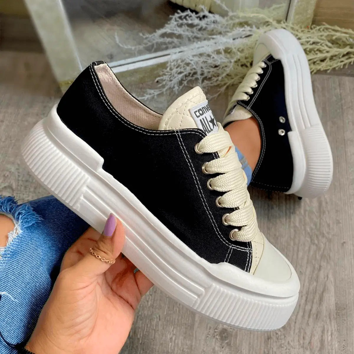 Zapatillas Cozy negras con suela gruesa blanca, diseño casual y moderno ideal para uso diario, confeccionadas con materiales cómodos y duraderos que proporcionan soporte y amortiguación para caminar, perfectas para combinar con jeans y outfits urbanos en Colombia.