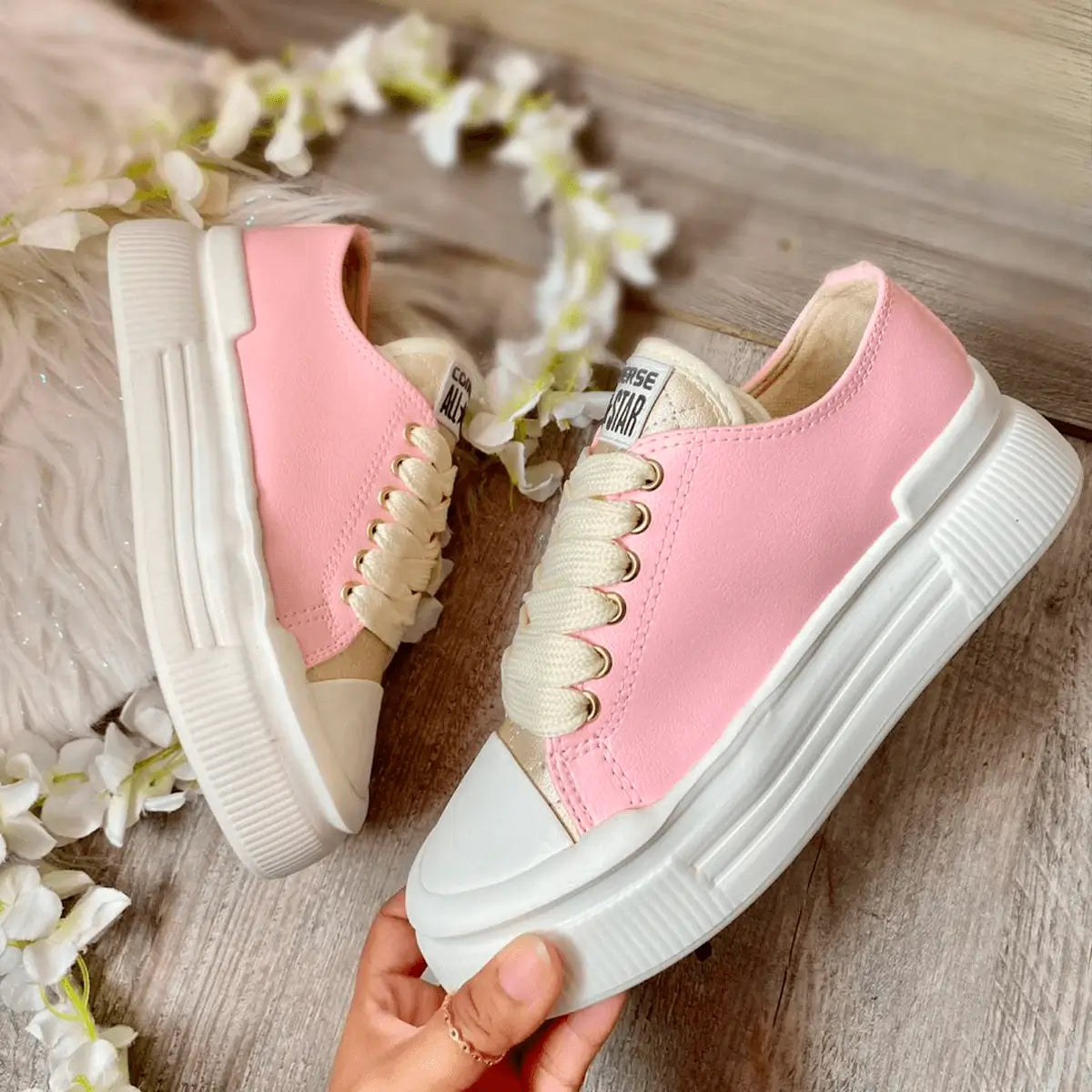 Zapatillas rosas Cozy para mujer con suela blanca gruesa y cordones crudos, calzado cómodo y casual ideal para uso diario, diseño moderno que ofrece soporte y durabilidad, perfectas para caminar con estilo y confort en cualquier ocasión.