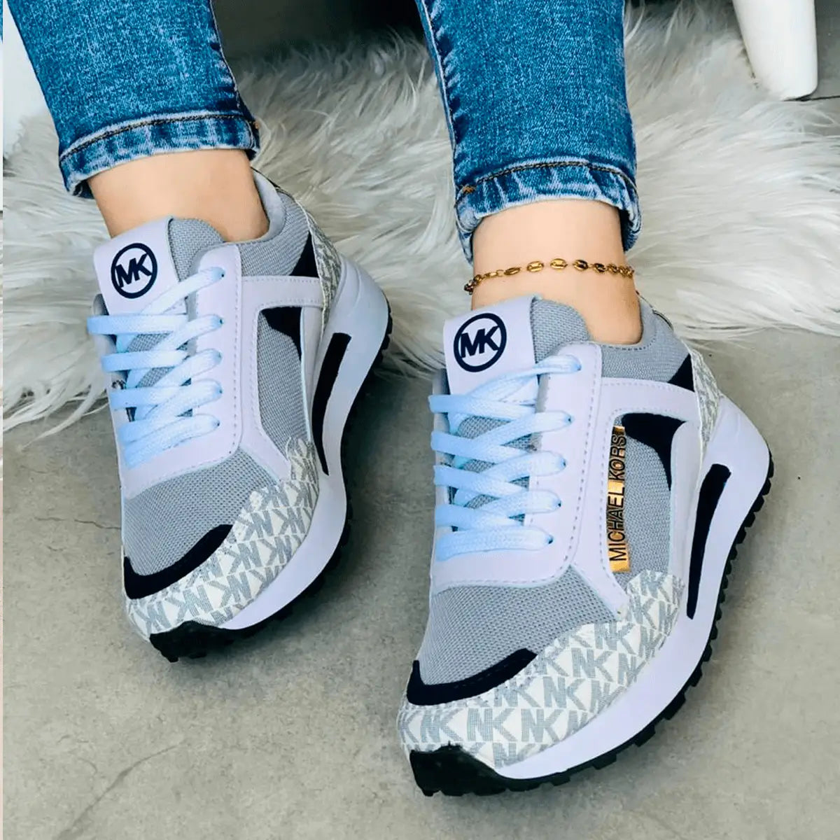 Zapatillas Vanguard en tonos gris y blanco con detalles elegantes, diseño ligero y cómodo con suela antideslizante para uso diario, ideales para un estilo moderno y casual en ciudades, perfectos para caminar con soporte y estilo elegante en el día a día.