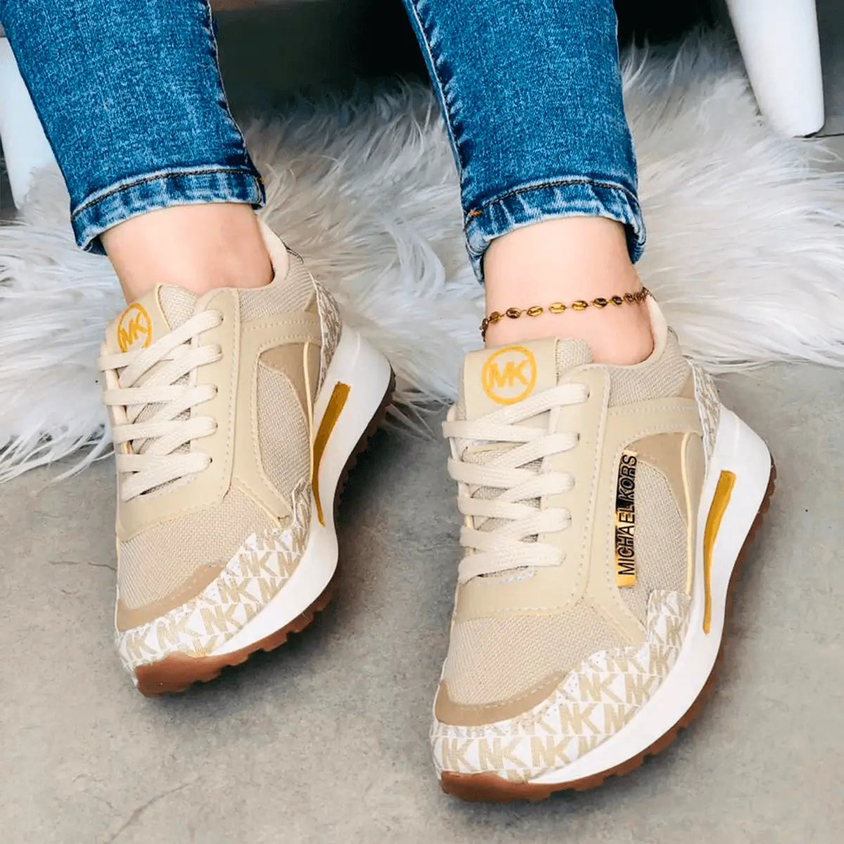 Zapatillas Vanguard beige para mujeres con diseño moderno y cómodo, suela antideslizante ideal para uso diario, material transpirable que garantiza frescura y soporte ergonómico para máximo confort en caminatas prolongadas.