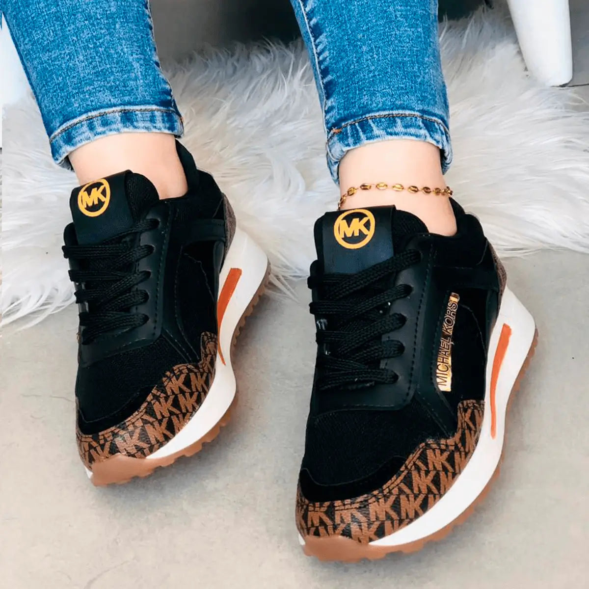 Zapatillas Vanguard negras con detalles en marrón y blanco, diseño cómodo y ligero ideal para uso diario, suela antideslizante para mejor estabilidad, perfectos para combinar con jeans y outfits casuales en estilo chic.