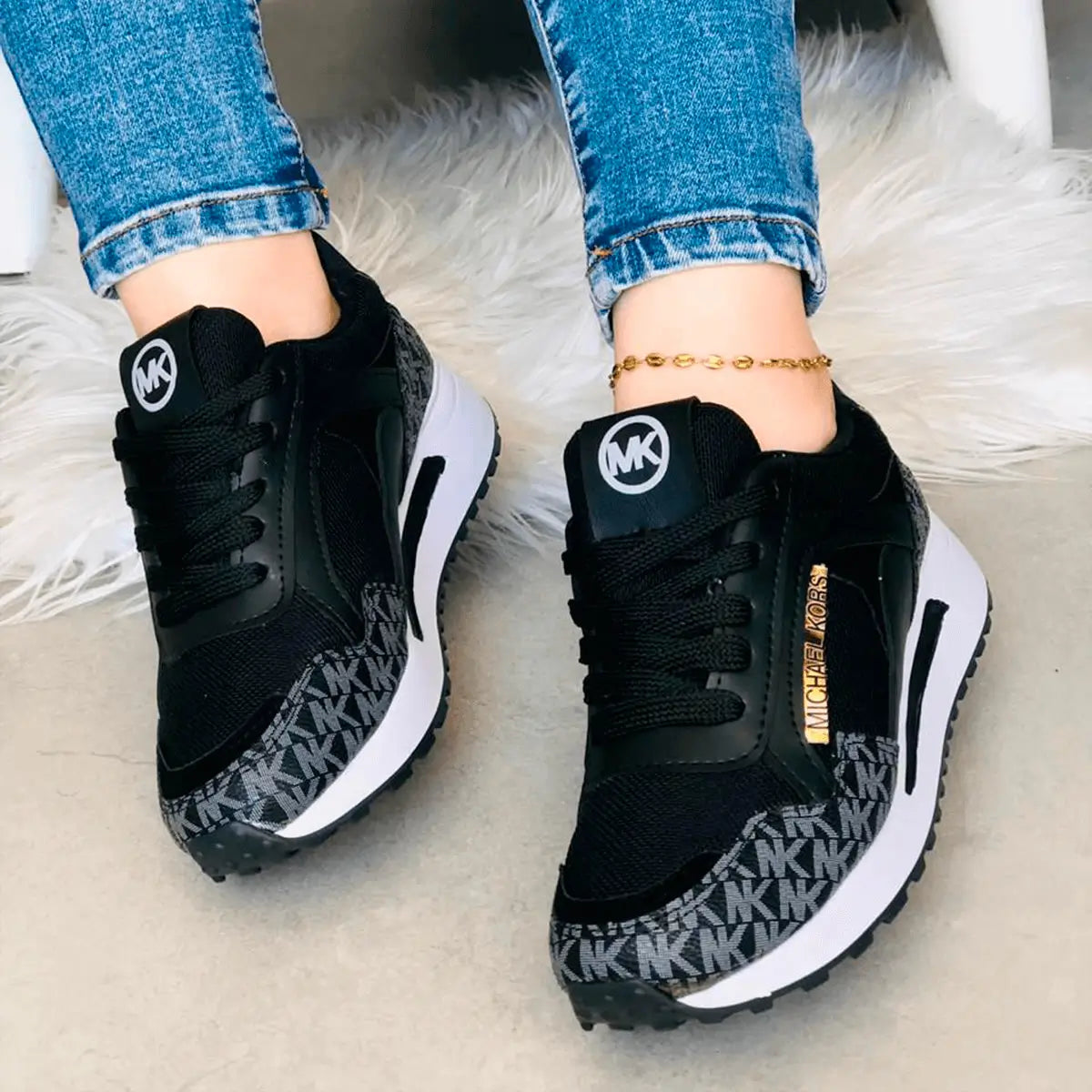 Zapatillas Vanguard negras para mujer, diseño moderno y cómodo con suela antideslizante y material transpirable, ideales para uso diario y estilo casual urbano, combinan perfectamente con jeans y accesorios minimalistas, calzado liviano que ofrece soporte y durabilidad para caminar con estilo y confort.