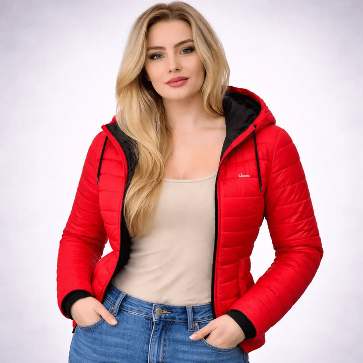 Chaqueta impermeable Alaska en rojo con capucha ajustable, tejido ligero resistente al viento y al agua, forro interior térmico y bolsillos con cierre, perfecta para lluvia y estilo urbano