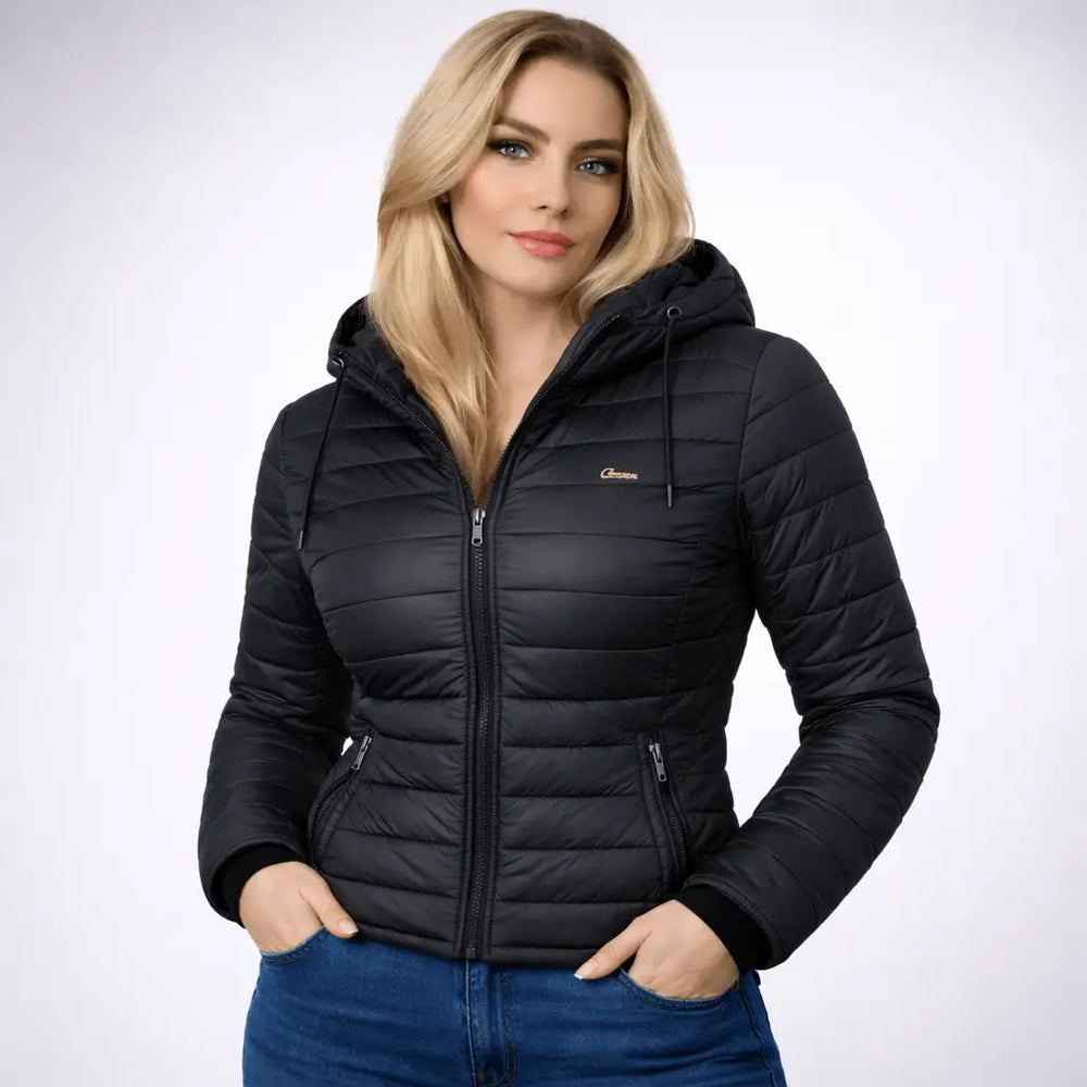 Chaqueta impermeable modelo Alaska para mujer en color negro con capucha ajustable, forro térmico ligero, resistencia al viento y costuras selladas para máxima protección en días lluviosos