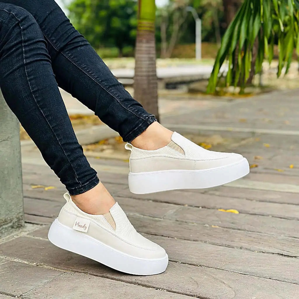 Mocasín blanco con plataforma alta, diseño moderno y casual, ideal para uso diario; calzado femenino cómodo, ligero y transpirable que brinda soporte y estilo en cada paso, perfecto para combinar con jeans y ropa urbana.