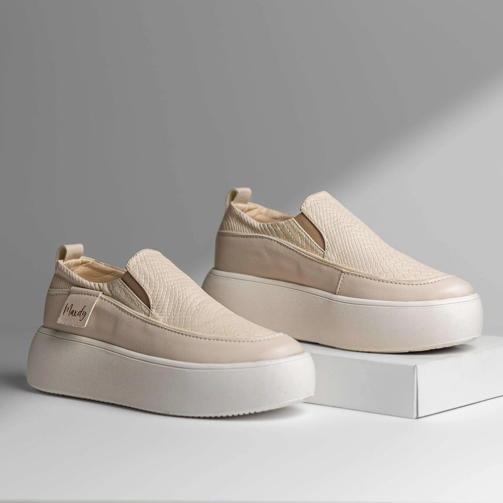 Mocasines para mujer color beige claro con textura tipo reptil y suela plataforma blanca, diseño cómodo y moderno ideal para uso diario que ofrece soporte y estilo contemporáneo para combinar con diferentes outfits casuales.