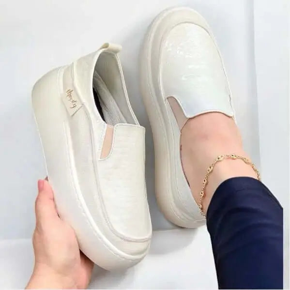 Mocasines blancos para mujer con diseño moderno y textura tipo piel de cocodrilo, suela gruesa antideslizante para máxima comodidad y soporte, perfectos para uso diario, combinan estilo y practicidad en calzado casual urbano.