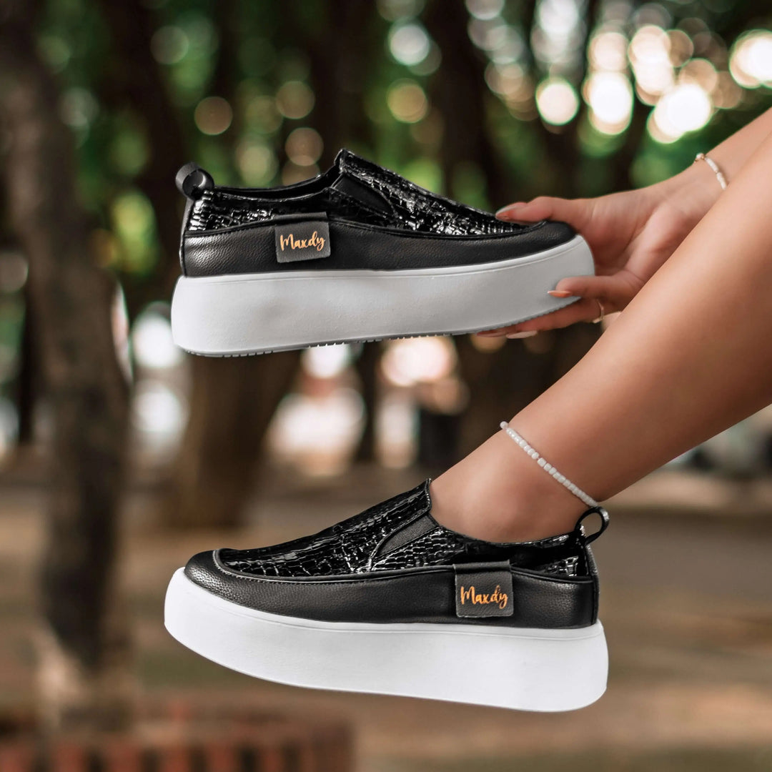 Mocasines negros para mujer con diseño moderno y suela blanca gruesa, calzado cómodo y ligero ideal para uso diario, fabricado con materiales duraderos y plantilla acolchonada que ofrece soporte y confort prolongado, perfectos para combinar con outfits casuales y urbanos.