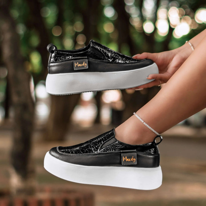 Mocasines negros para mujer con diseño moderno y suela blanca gruesa, calzado cómodo y ligero ideal para uso diario, fabricado con materiales duraderos y plantilla acolchonada que ofrece soporte y confort prolongado, perfectos para combinar con outfits casuales y urbanos.