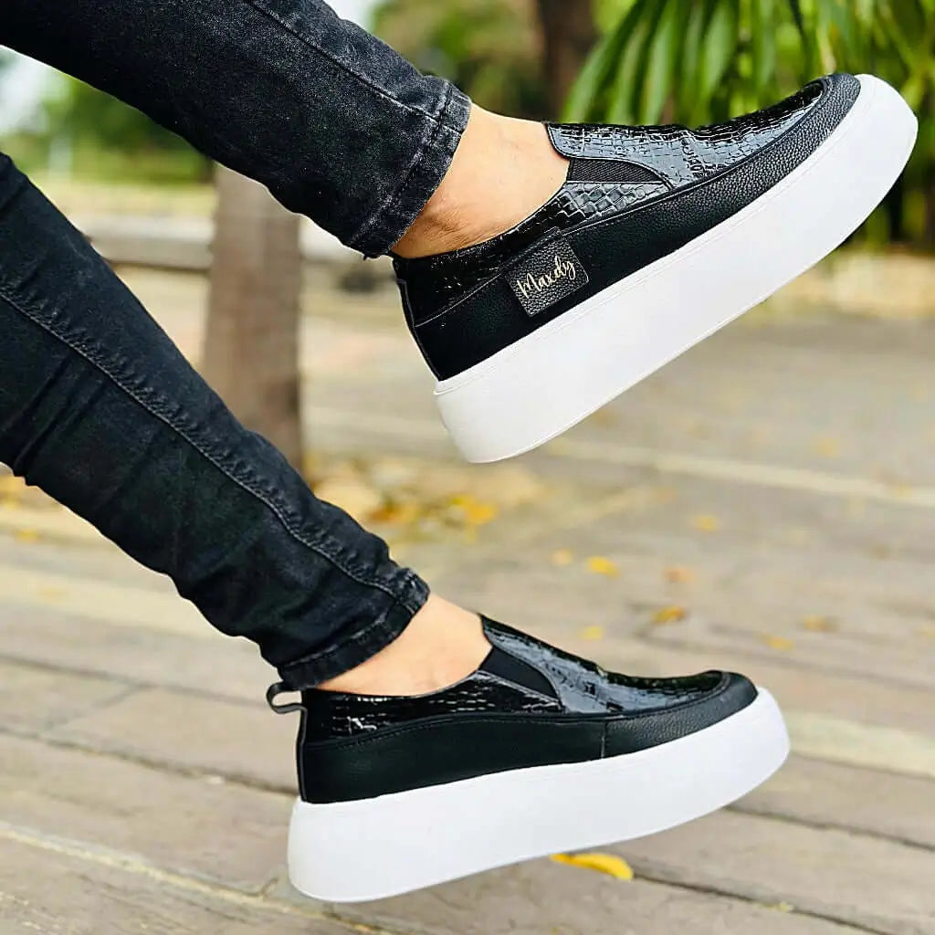 Mocasines negros modernos para mujer con plataforma blanca, diseño cómodo y elegante, suela antideslizante para mayor seguridad al caminar, ideales para uso diario y combinación con jeans o ropa casual, calzado liviano y resistente perfecto para estilo urbano.
