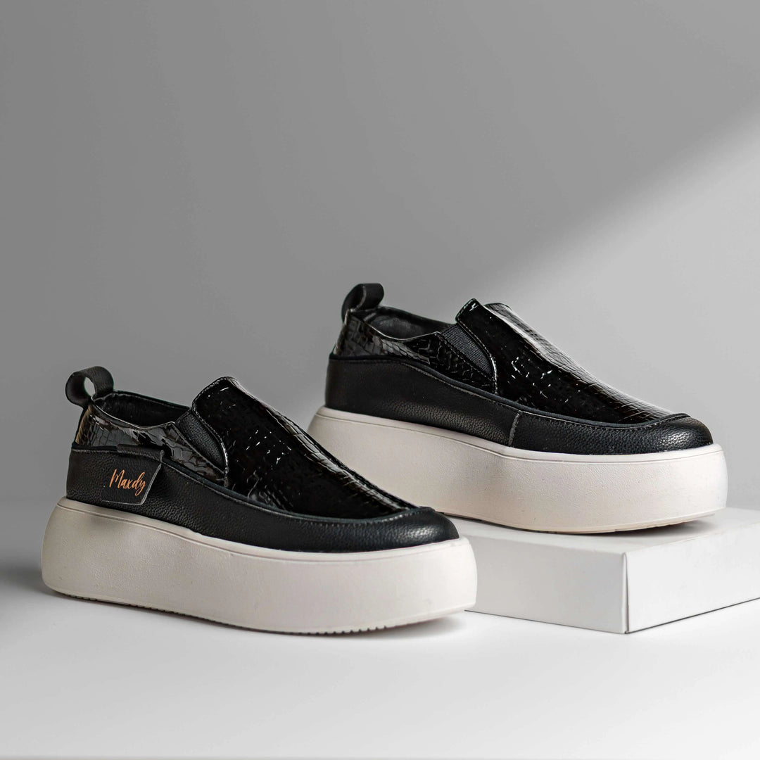 Mocasines negros para mujer con diseño moderno y suela blanca gruesa, calzado cómodo y versátil ideal para uso diario, material resistente con acabado texturizado, fácil de combinar con ropa casual y elegante.