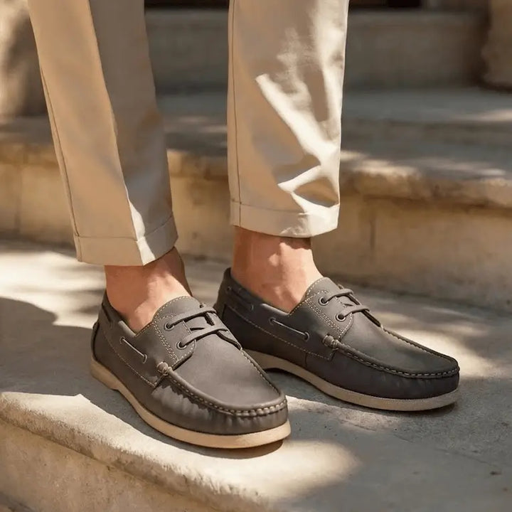 Zapato náutico para hombre color gris con suela de goma ligera antideslizante, diseño mocasín con costuras visibles y cordones ajustables, plantilla acolchada ergonómica para máxima comodidad y transpirabilidad diaria.