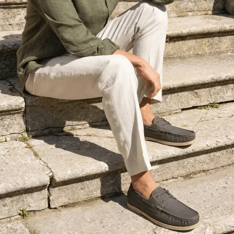 Mocasines náuticos de cuero gris para hombre, suela antideslizante y diseño ergonómico para máxima comodidad en estilo casual de verano