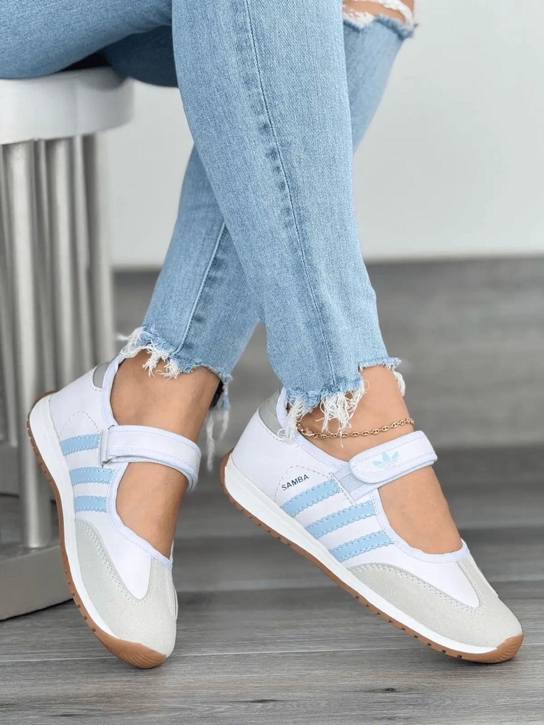 Baletas para mujer en blanco y celeste, correa velcro ajustable, suela antideslizante y plantilla acolchada para comodidad diaria