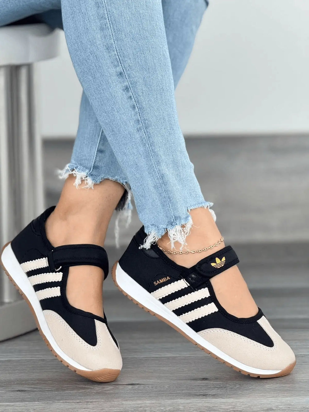baletas cómodas en tonos beige y negro con suela antideslizante de goma, correa ajustable y plantilla acolchada para soporte y confort todo el día, estilo deportivo casual ideal para caminar y uso diario
