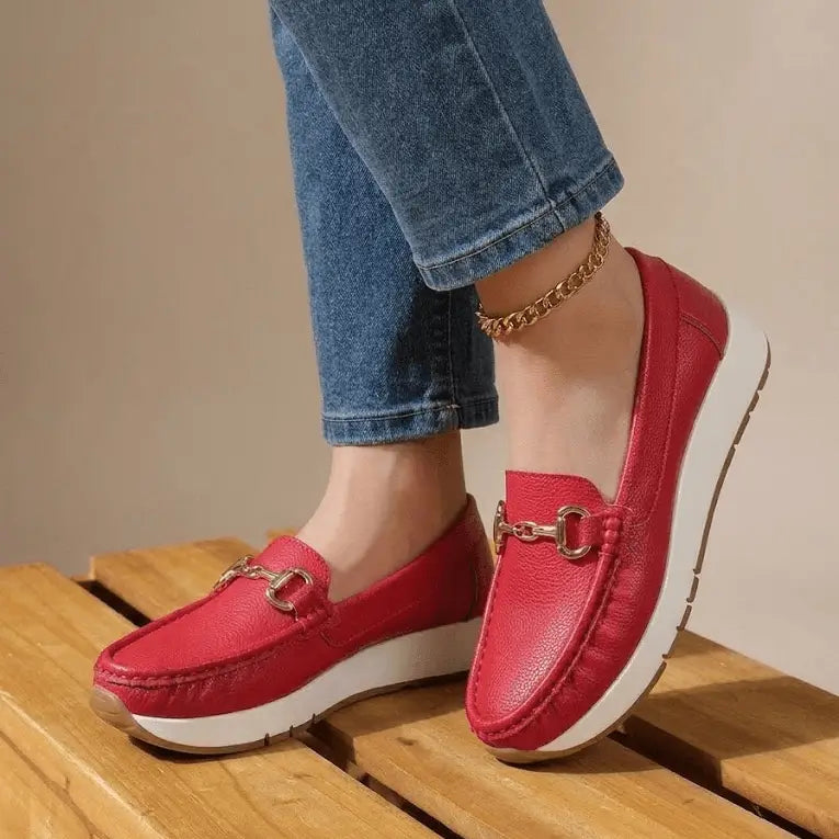 Mocasín rojo mujer con suela plataforma blanca y detalle metálico dorado, diseño ergonómico antideslizante y forro acolchado para máxima comodidad y estilo casual elegante