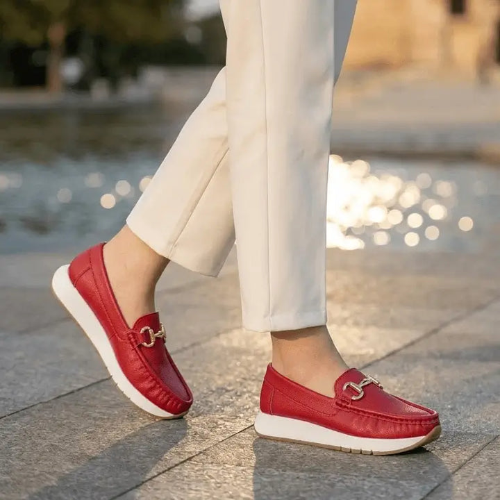 Mocasín rojo para mujer con suela blanca antideslizante y hebilla metálica dorada, plantilla acolchada para confort diario y estilo casual elegante
