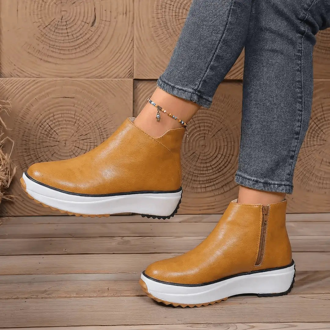 Botín Luxe color mostaza para mujer con cremallera lateral y suela plataforma blanca antideslizante, diseño urbano elegante que ofrece comodidad, soporte y durabilidad para uso diario