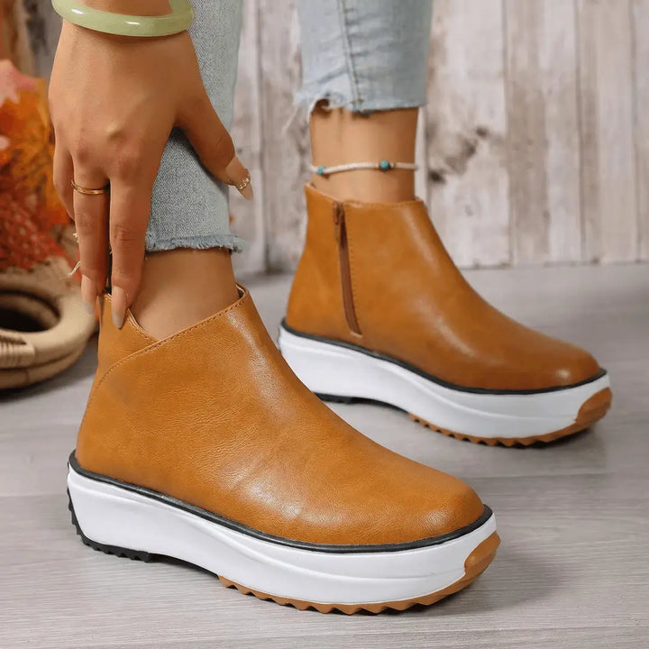 Botín Luxe de mujer en color camel con suela plataforma blanca antideslizante, diseño ergonómico con cierre lateral y plantilla acolchada para confort todo el día