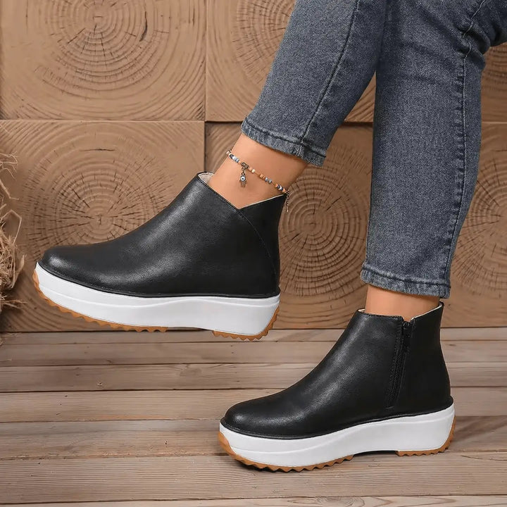 Botín Luxe de mujer en cuero sintético negro con plataforma blanca, suela antideslizante de goma, cierre lateral y plantilla acolchada para estilo urbano, comodidad todo el día e impermeabilidad