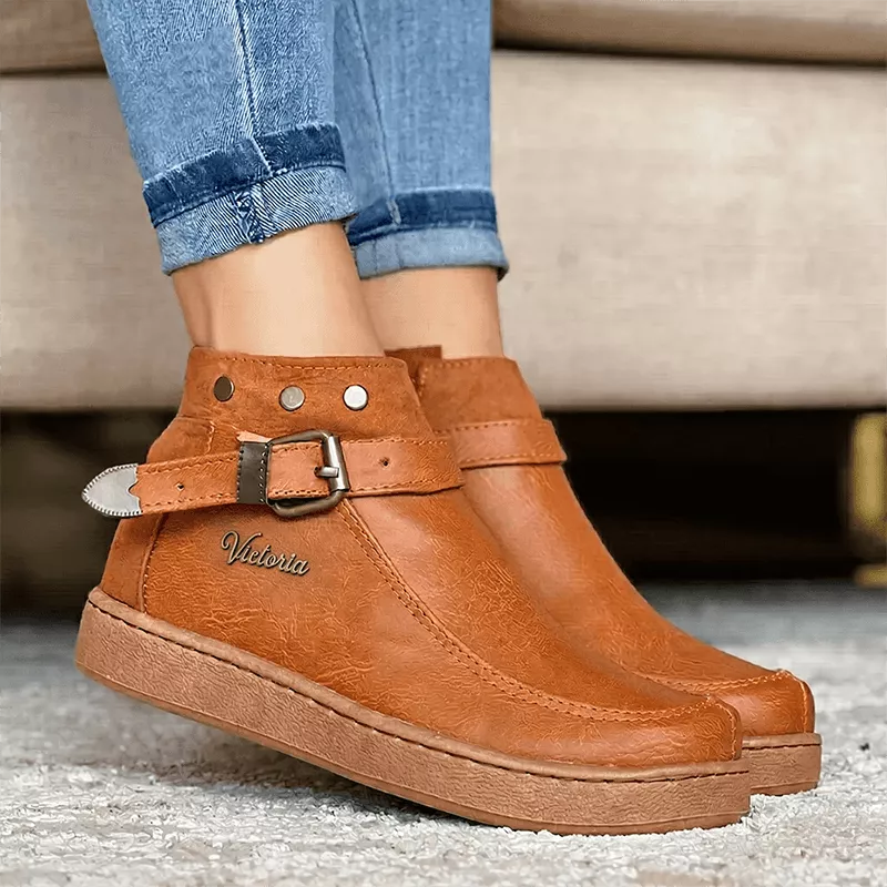 Botín casual para mujer en color cuero con detalle de hebilla ajustable, suela antideslizante y diseño cómodo ideal para uso diario y estilo moderno, combinable con jeans y prendas casuales.