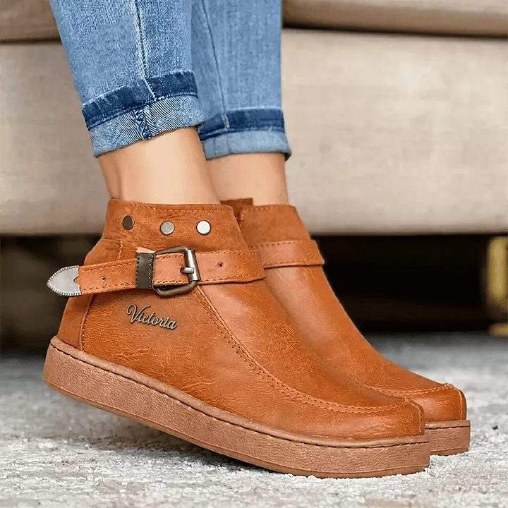 Botín casual para mujer en color cuero con detalle de hebilla ajustable, suela antideslizante y diseño cómodo ideal para uso diario y estilo moderno, combinable con jeans y prendas casuales.