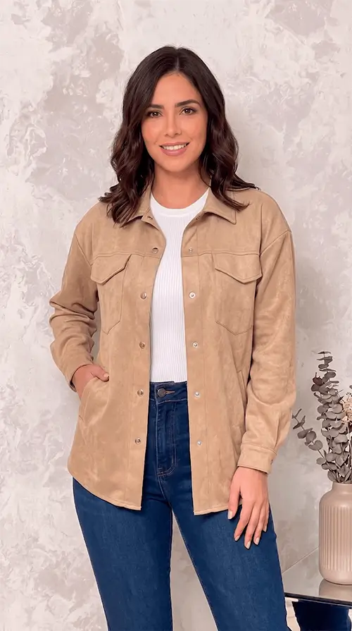 Chaqueta deportiva para mujer Solana en gamuza sintética beige claro, corte relajado con bolsillos frontales y cierre de botones, ligera, cómoda y versátil para estilo casual y moda urbana