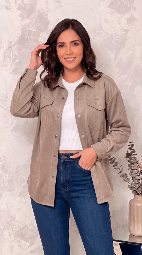 Chaqueta deportiva Solana para mujer color arena en tela ligera y transpirable, diseño con cierre frontal y bolsillos utilitarios, ajuste cómodo y versátil, ideal para entrenamiento y uso casual diario.