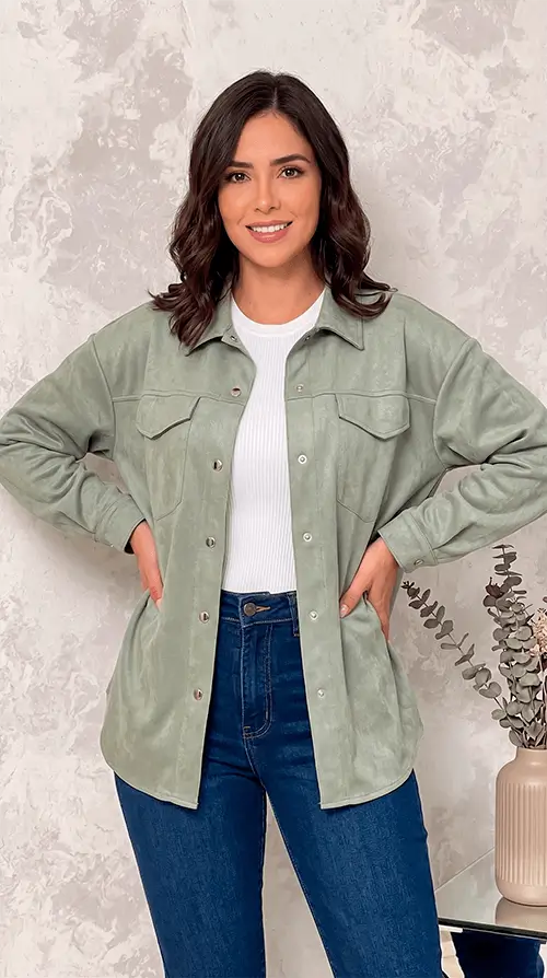 chaqueta deportiva Solana para mujer en verde oliva tipo gamuza, diseño liviano y transpirable con cuello camisero, botones metálicos y bolsillos frontales, perfecta para entrenamientos al aire libre, caminatas y estilo casual urbano
