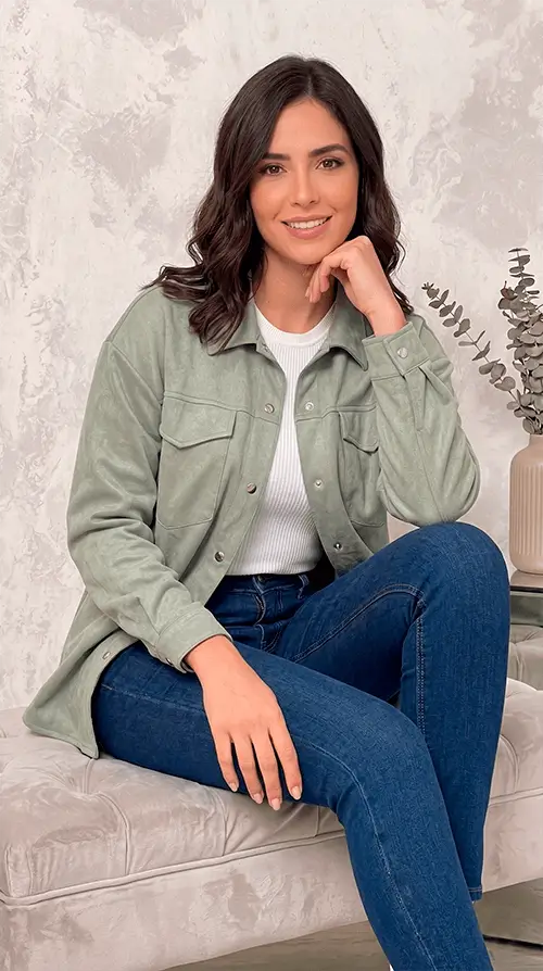 Chaqueta deportiva Solana en tono verde oliva con cierre de broches, bolsillos frontales y corte holgado, tela suave y transpirable, ligera y cómoda, ideal para looks casuales, salidas urbanas y actividades al aire libre.