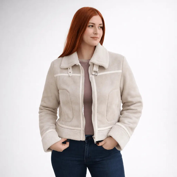 Chaqueta piloto ovejera color café con forro tipo borrego y cierre frontal; corte corto, bolsillos laterales, abrigo cálido y versátil para mujer, ideal para looks casuales con jeans y botas