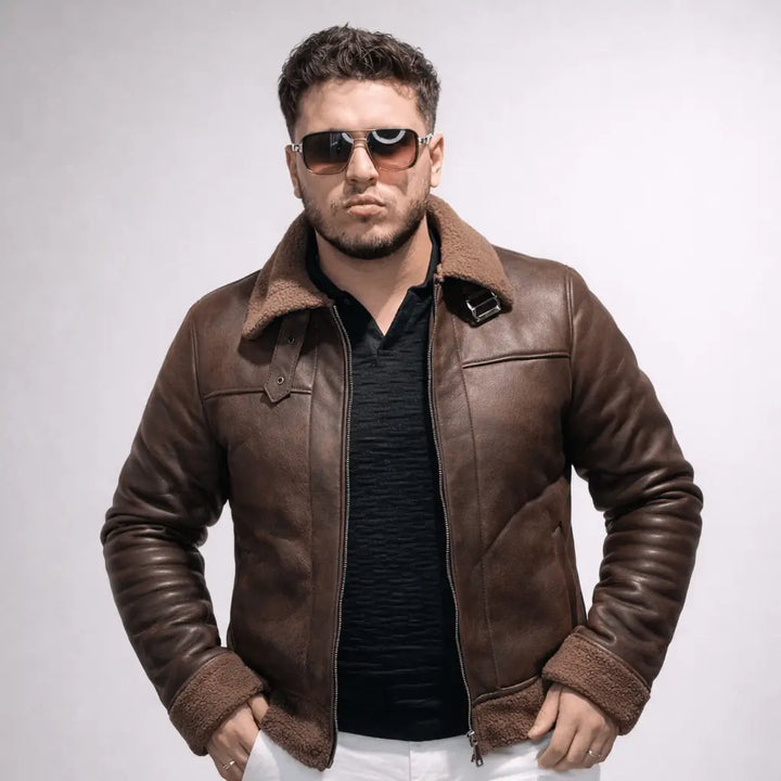 Chaqueta piloto ovejera estilo aviador con forro tipo ovejero, cierre frontal y bolsillos; abrigo cálido, cómodo y resistente, de corte clásico y versátil para clima frío y uso urbano