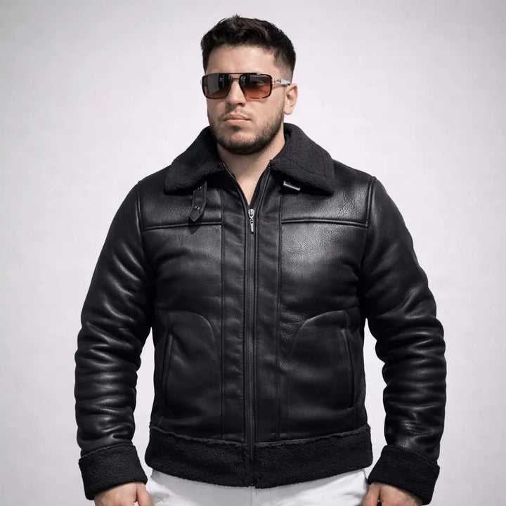 Chaqueta negra para hombre estilo aviador con cuello de ovejo. Luce con estilo y protégete del frío. Compra online con envío en Colombia.
