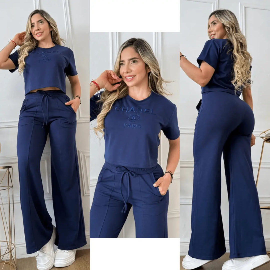 Conjunto bordado Laura en azul marino de dos piezas con top crop de manga corta y pantalón ancho de tiro alto con cordón ajustable, tejido suave y transpirable que aporta estilo casual chic y comodidad todo el día